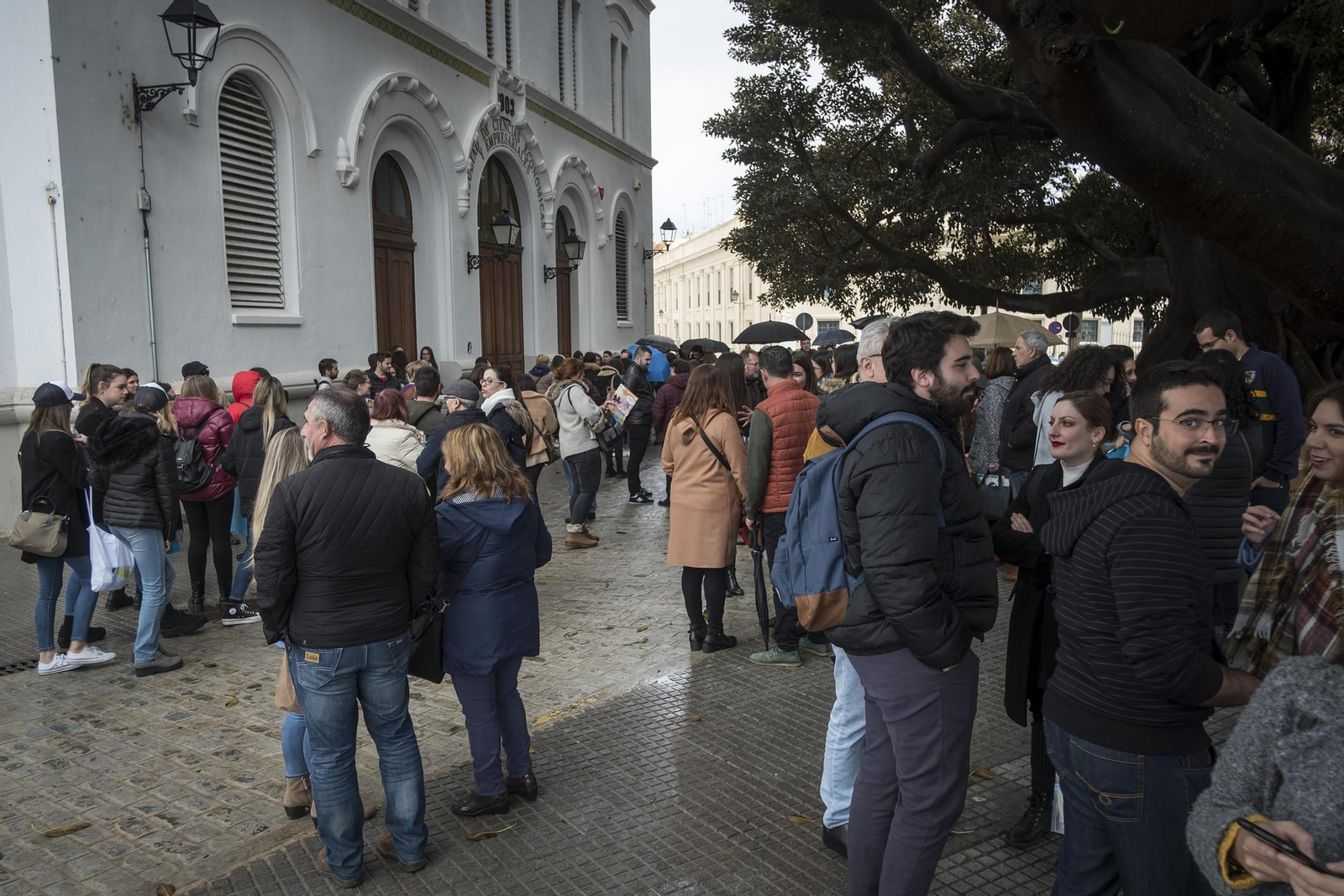 Colas para acceder al examen de los MIR del pasado año.