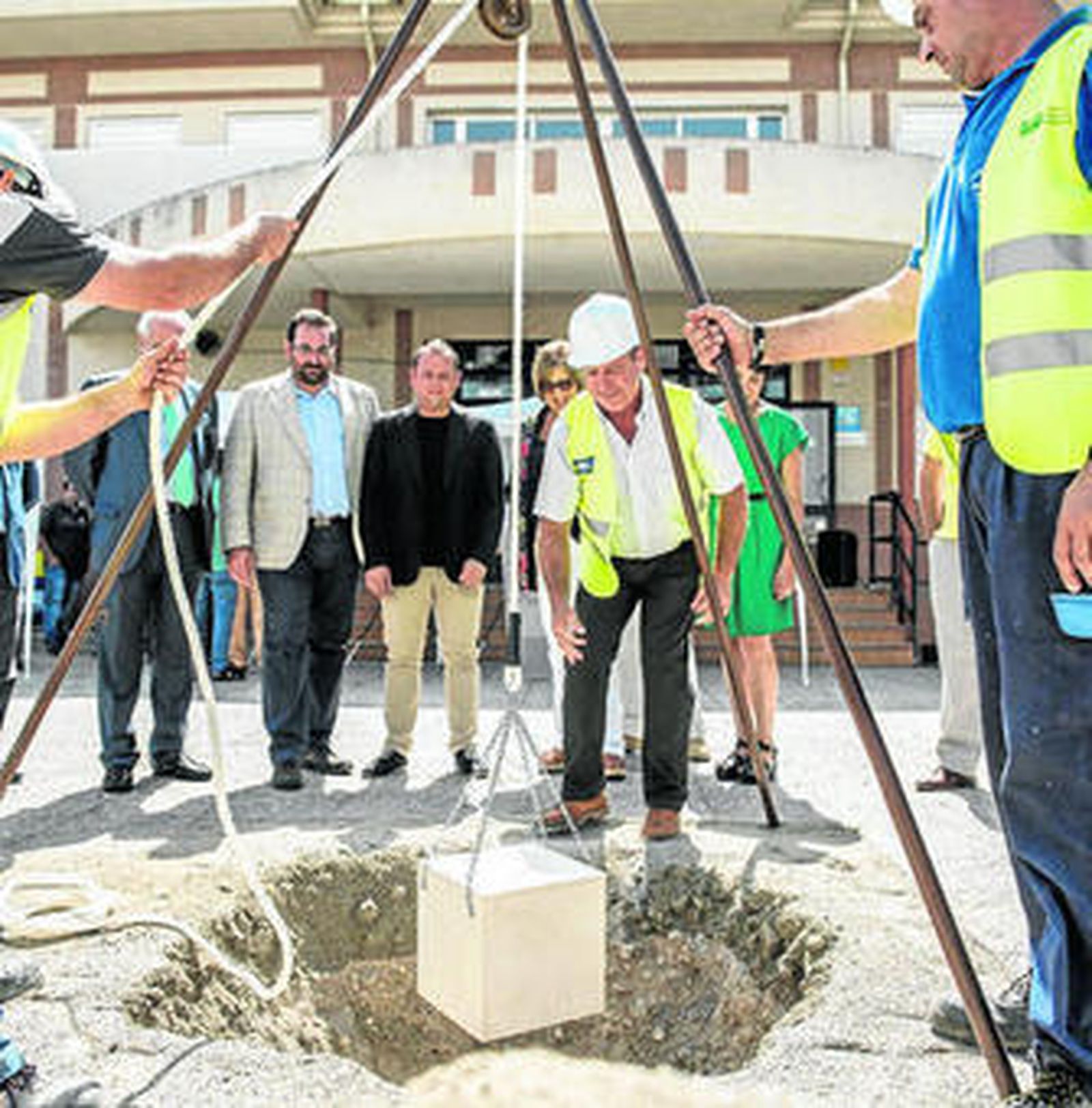 Momento en el que se pone la primera piedra del IES Arabuleila de Cúllar Vega.