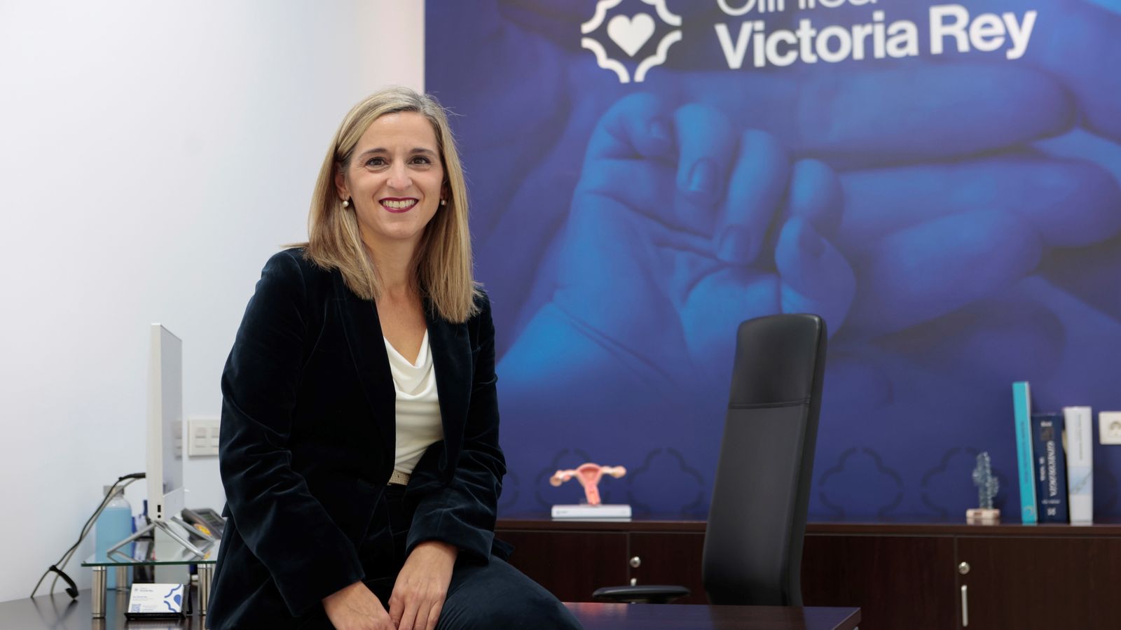 La ginecóloga sevillana Victoria Rey, en su consulta e la Clínica Victoria Rey en Sevilla.