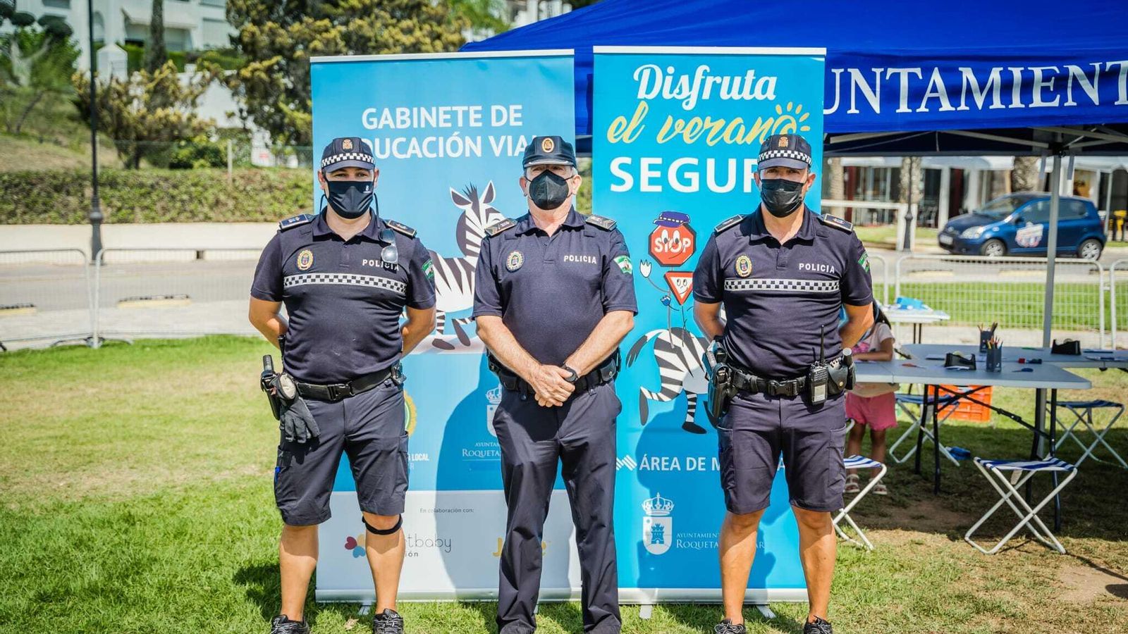 Los dos agentes con el intendente mayor que este viernes recibe uno de los premios ATESVAN-Smart Baby a las buenas prácticas