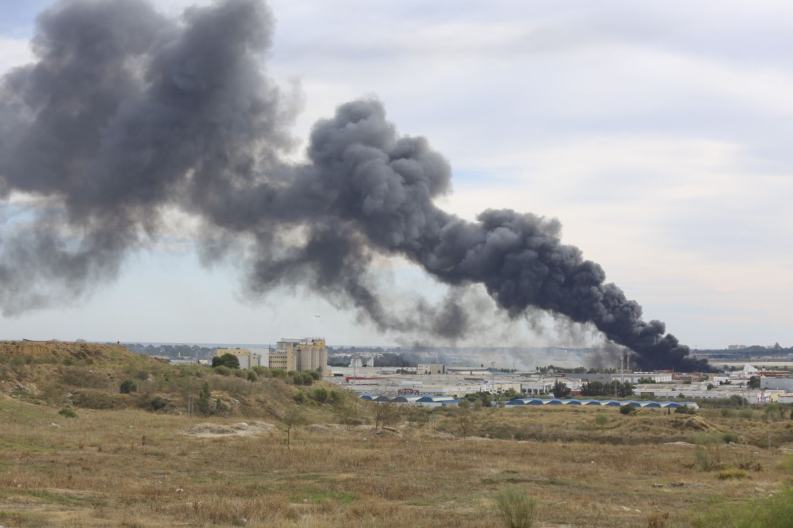 Fotos del incendio de varios vehículos en un aparcamiento de caravanas del polígono Guadalhorce