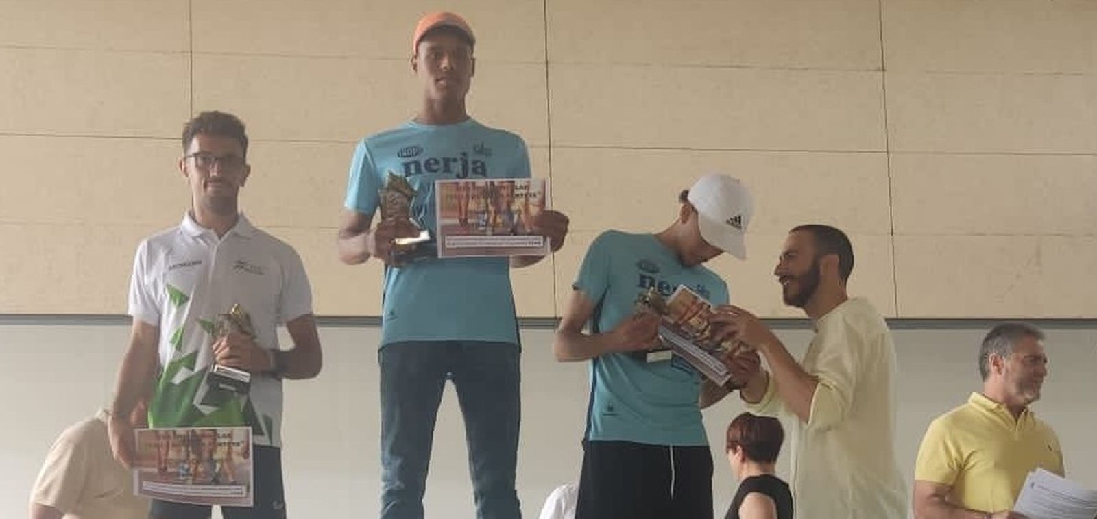 Heddine Hammi, Grondona y Mouad Essaket, en el podio masculino.