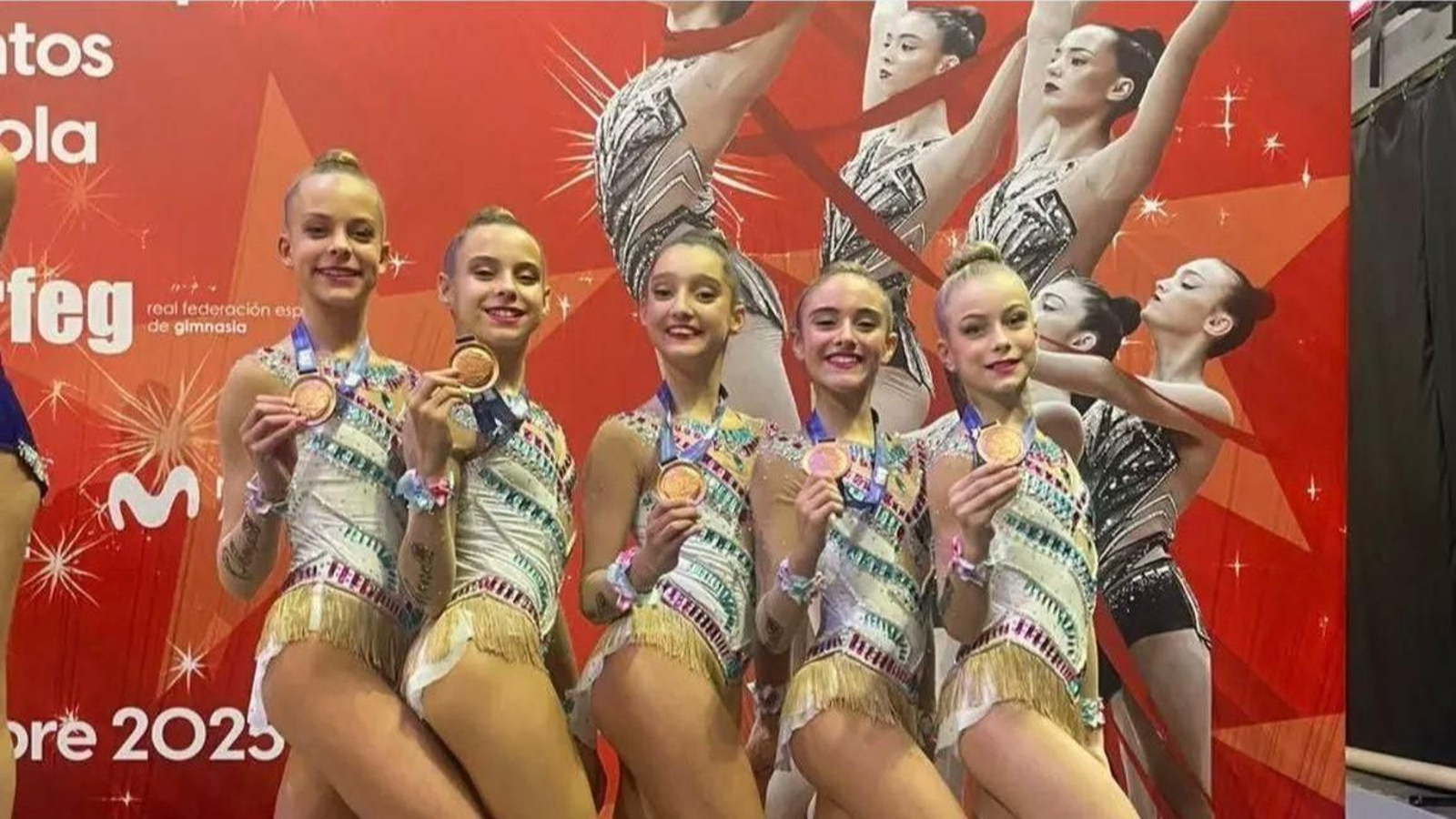 Las jerezanas Isabella y Marina posan con sus medallas de bronce en el Campeonato de España junto a sus compañeras del CG Chiclana.