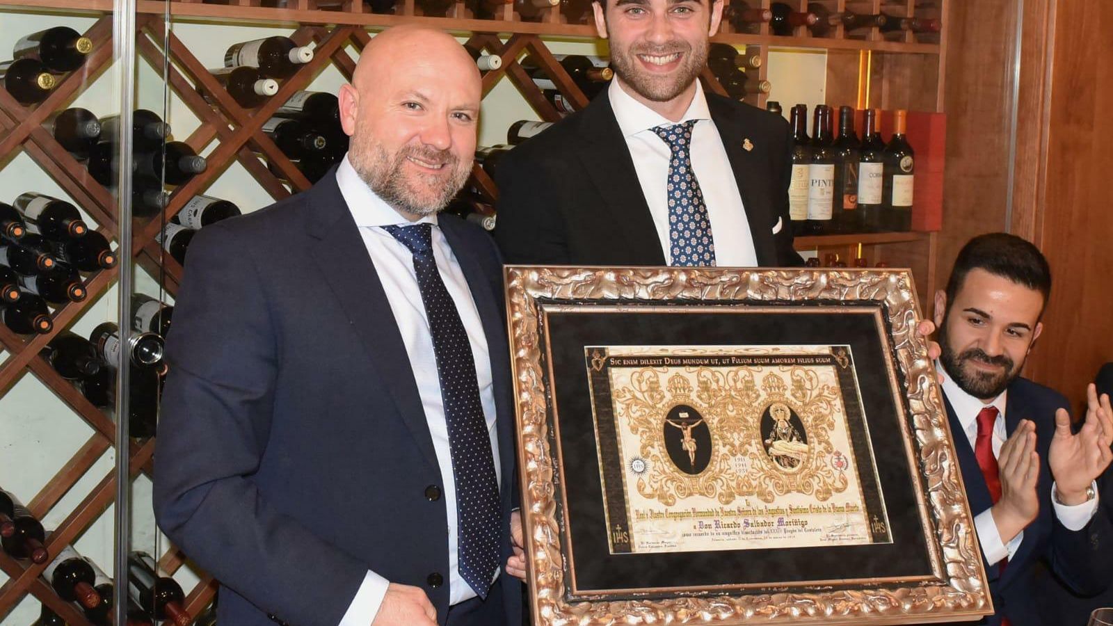 El Hermano Mayor, David Colomera, entrega un cuadro al pregonero.