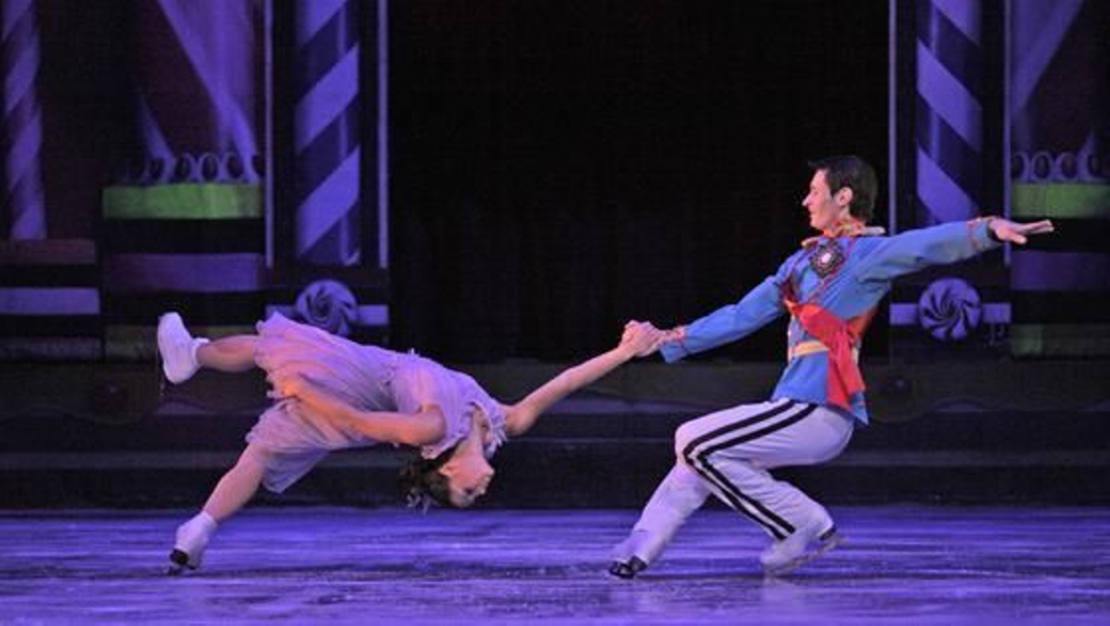 Imagen de 'El cascanueces' sobre el hielo en el Teatro de la Maestranza. / Antonio Pizarro