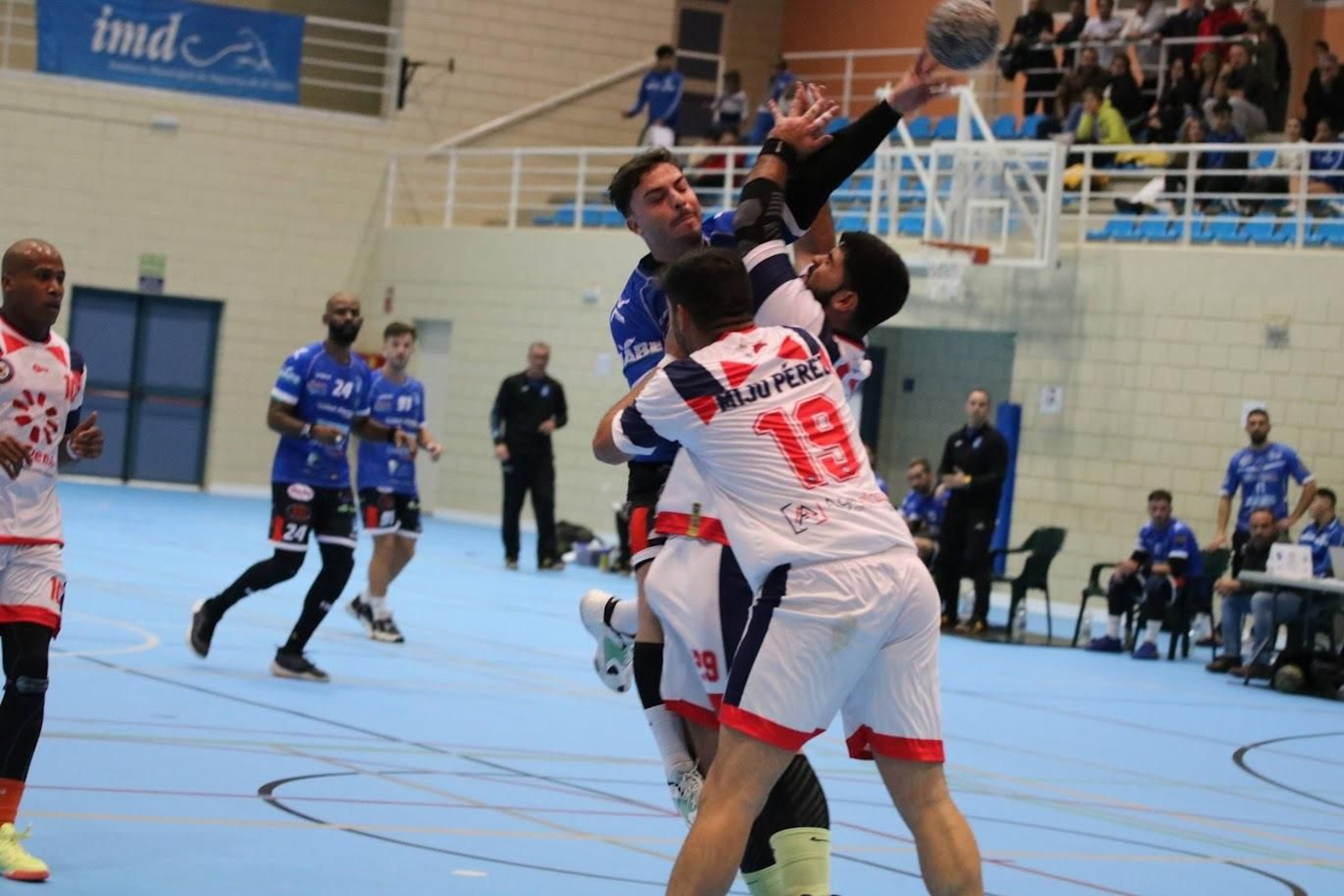 Un jugador del conjunto ejidense realiza un tiro durante el encuentro de la primera vuelta.