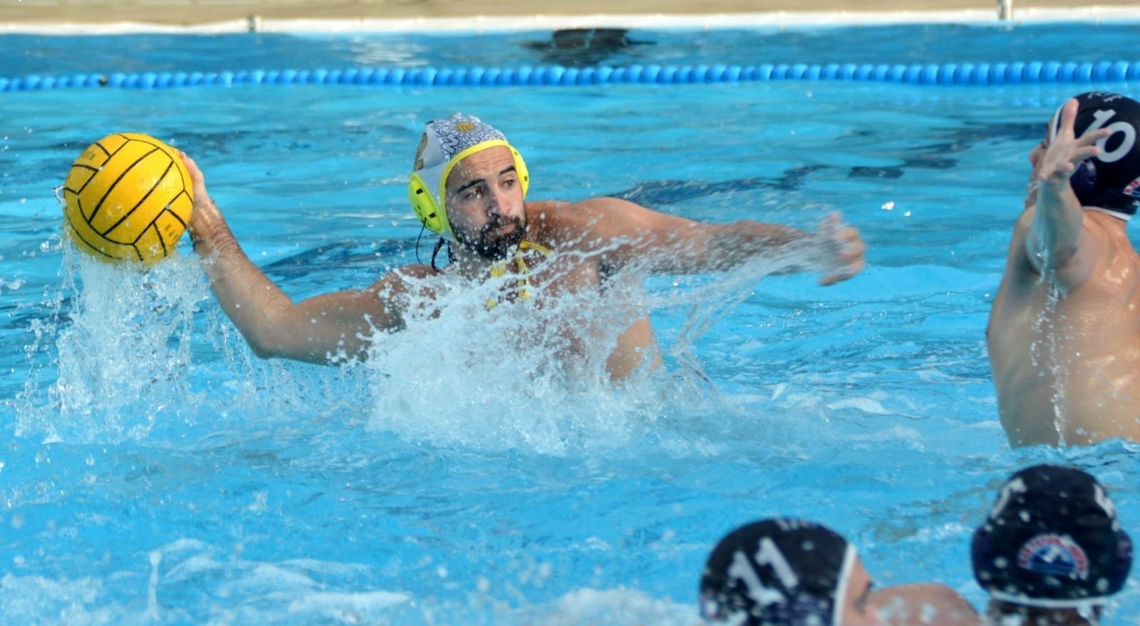 Mario Vizcaíno lanza a la portería del Premià durante el partido del sábado.