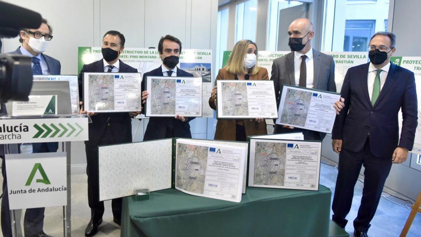 Otro momento de la rueda de prensa, los responsables de la consejería y el alcalde sostienen los proyectos del tramo Norte de la línea 3.