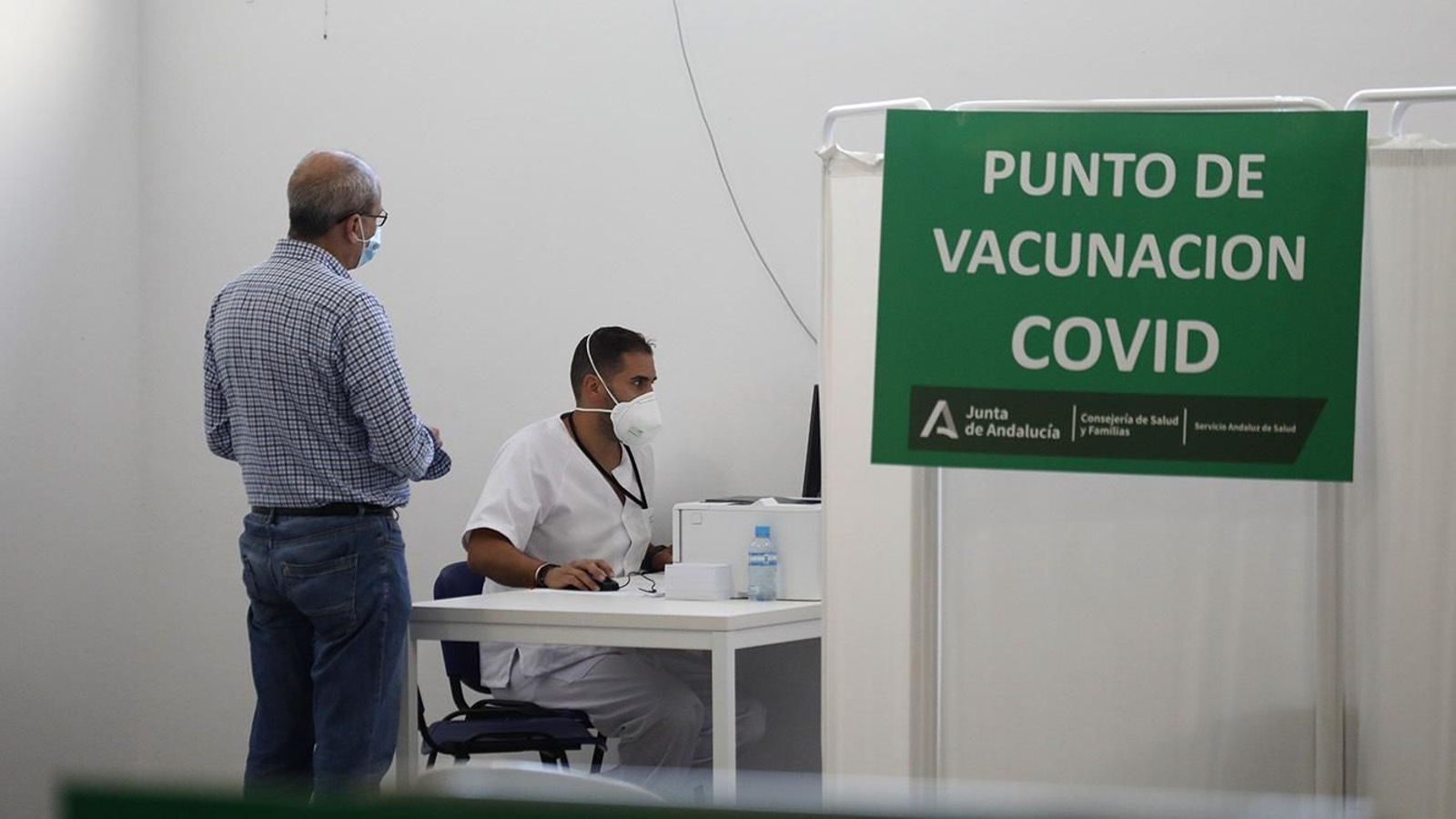 Las fotos de la vacunación contra  la Covid-19 en La Línea de la Concepción