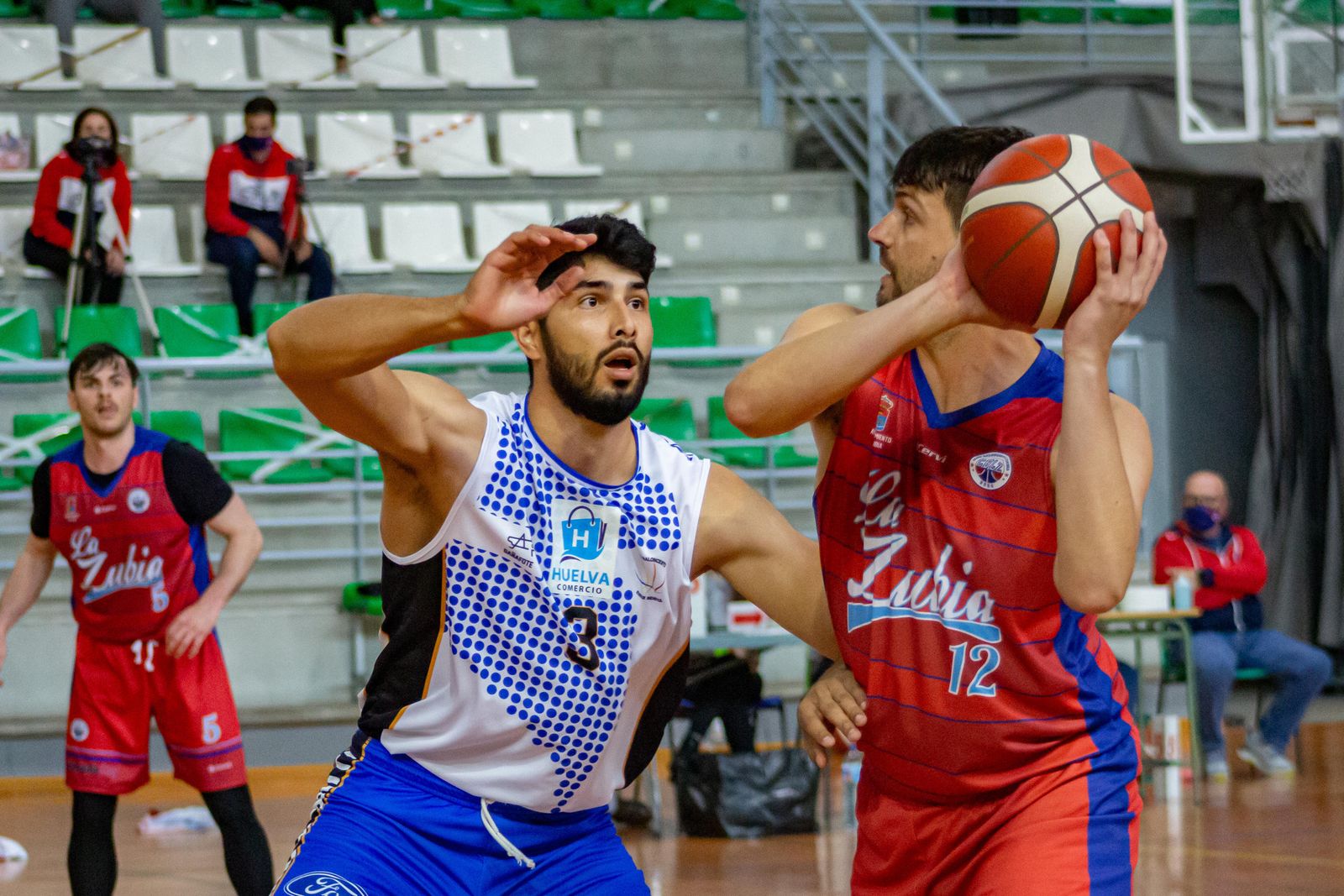 Un instante del encuentro entre La Zubia y el Huelva Comercio.