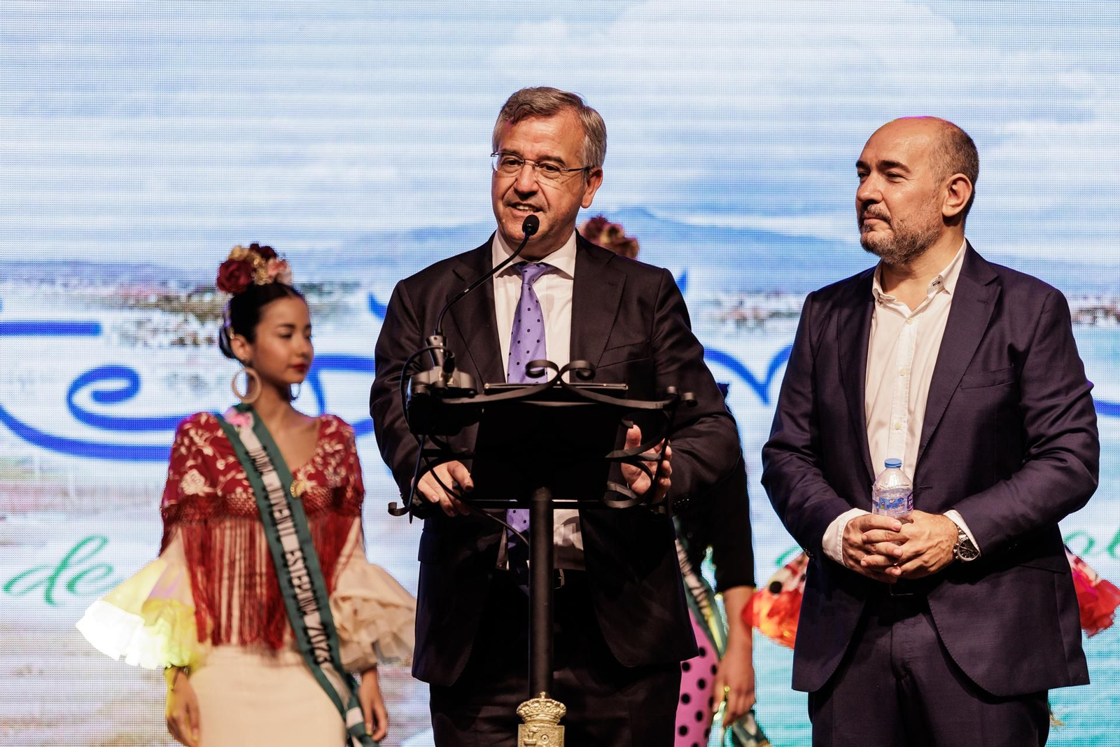 El alcalde de Estepona, José María García Urbano (I.),  y el pregonero de la Feria, Carlos Moreno ‘El Pulpo’.