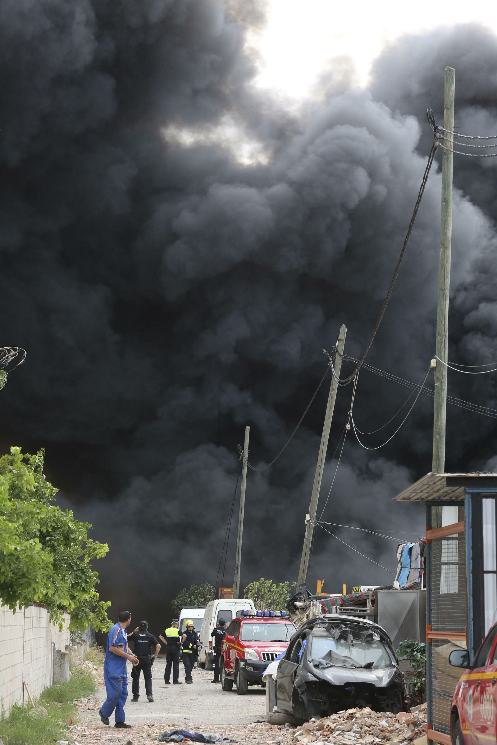 Fotos del incendio de varios vehículos en un aparcamiento de caravanas del polígono Guadalhorce