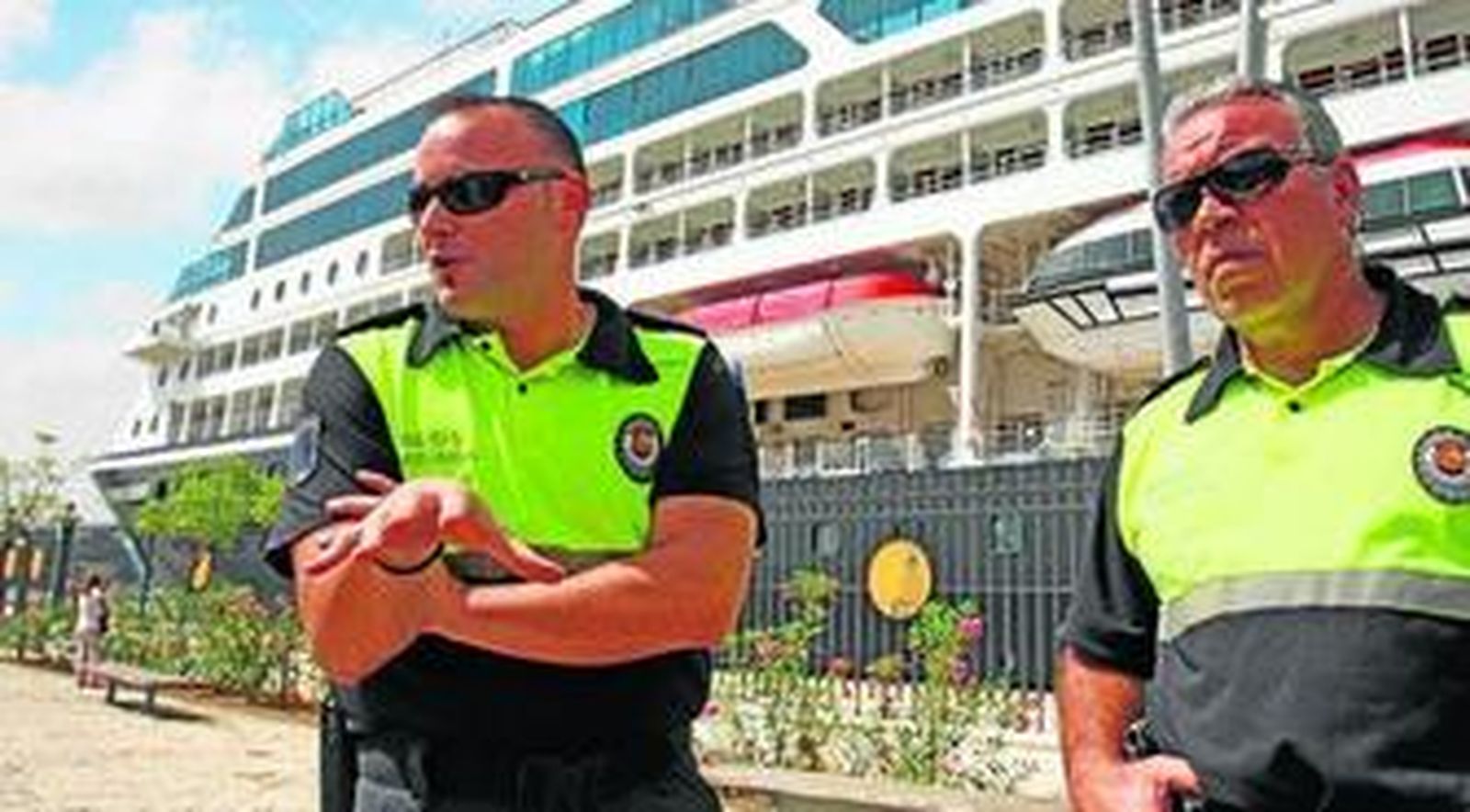 Los policías portuarios Jesús y Pedro explican sus funciones de vigilancia y control.