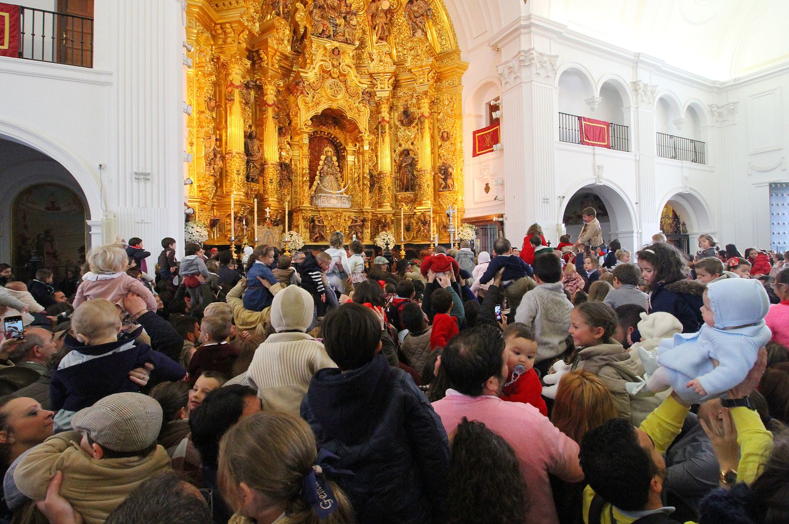 El Rocío celebra La Candelaria con la presentación de los niños a la Virgen, en imágenes