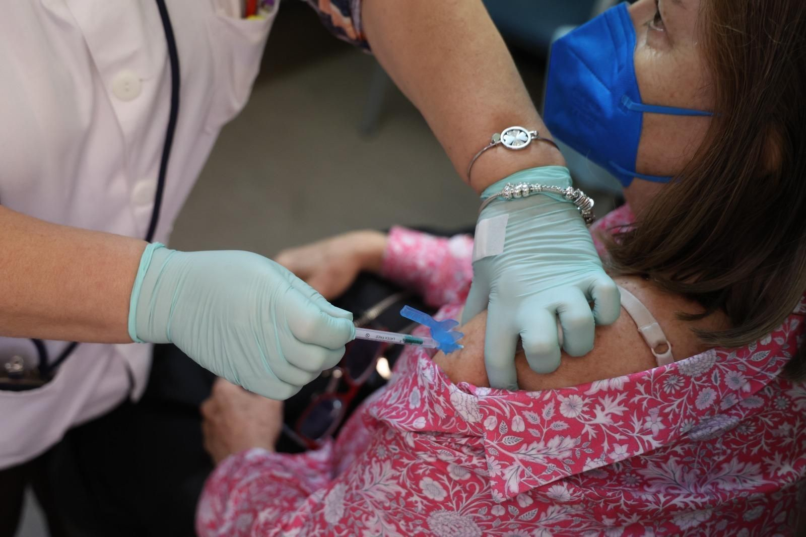 Una enfermera vacunando a una mujer en el Centro de Salud del Limonar. Una enfermera vacunando a una mujer en el Centro de Salud del Limonar.