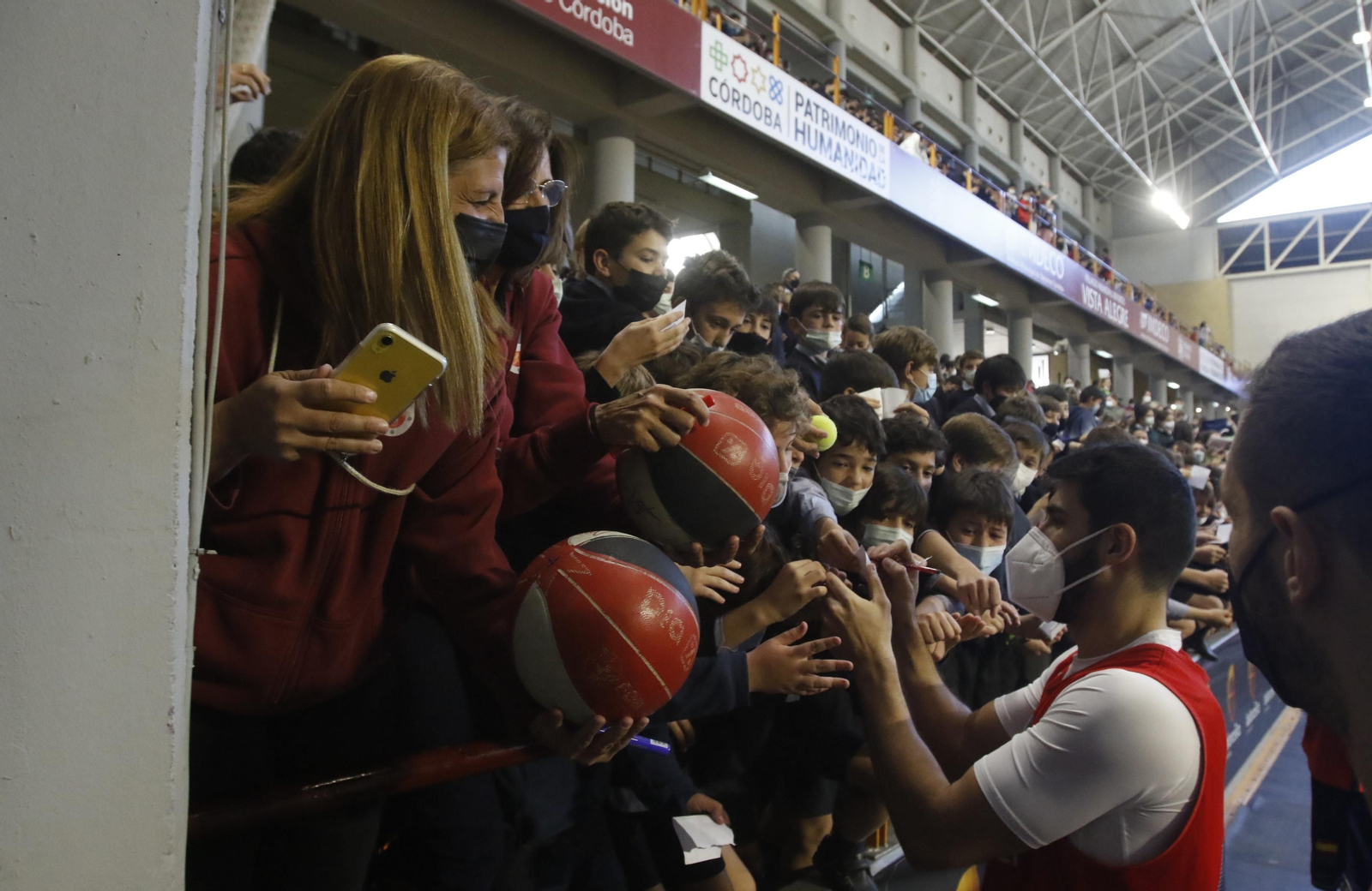 La selección española de baloncesto abre el entrenamiento en Córdoba a los más jóvenes, en imágenes