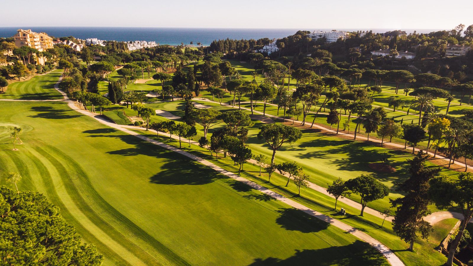Vista del campo de golf Río Real, situado al este de Marbella.