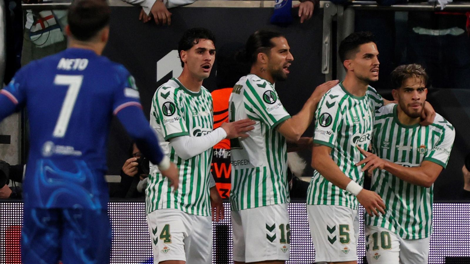 Abde es felicitado por sus compañeros tras el 1-0.