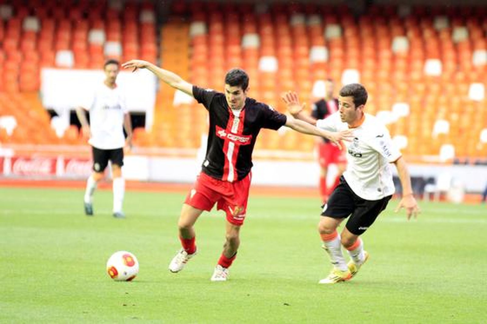 Los albirrojos consuman la pérdida de la categoría un año después de subir al caer en Valencia por 1-0

Foto: LOF
