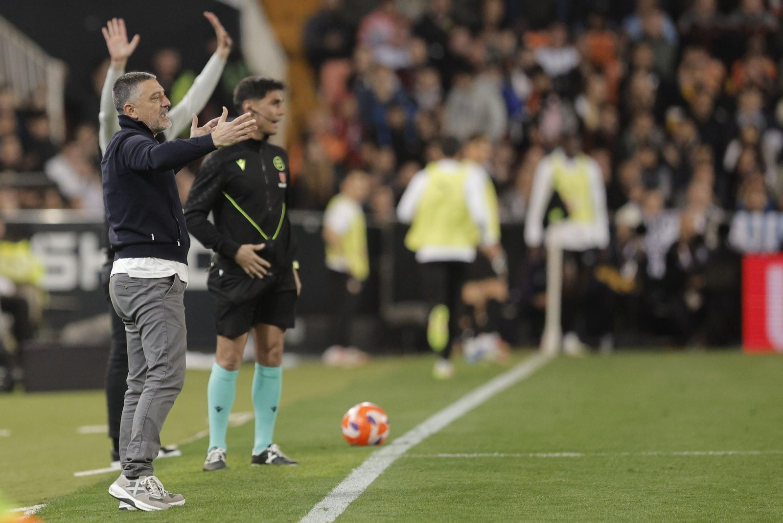 García Pimienta se queja en un momento del partido.