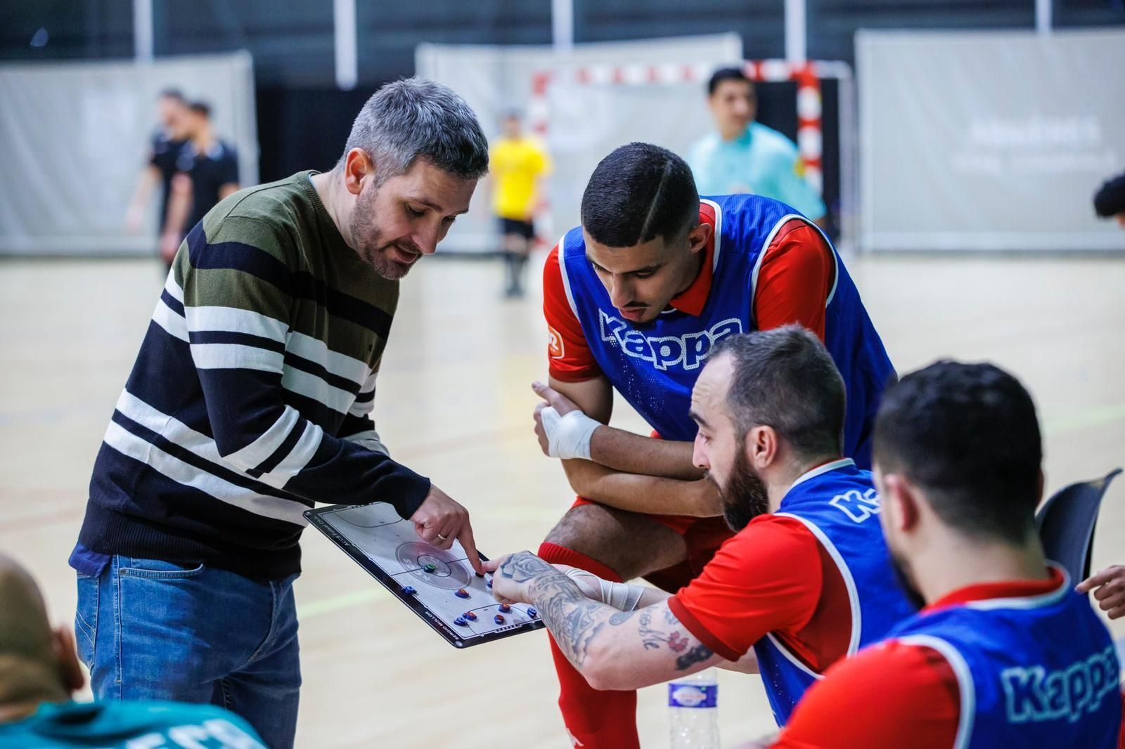 El técnico almeriense realiza una indicación táctica sobre su pizarra junto a Ricardinho durante su etapa en el ACCS París.