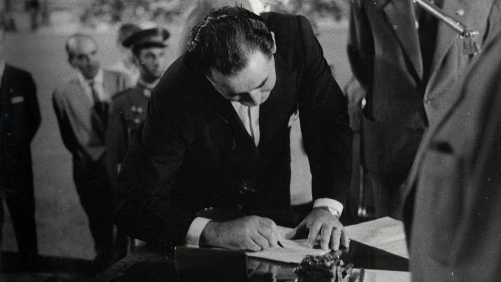 Benito Villamarín, en la firma del contrato de propiedad.
