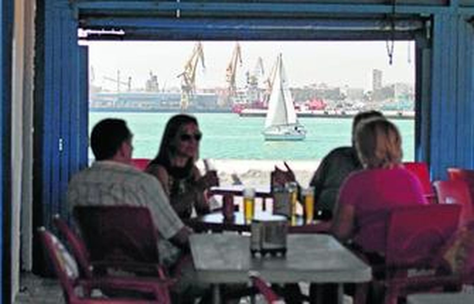 Vistas de la ciudad de Cádiz desde la terraza del bar Manolo 'de la Punta'.
