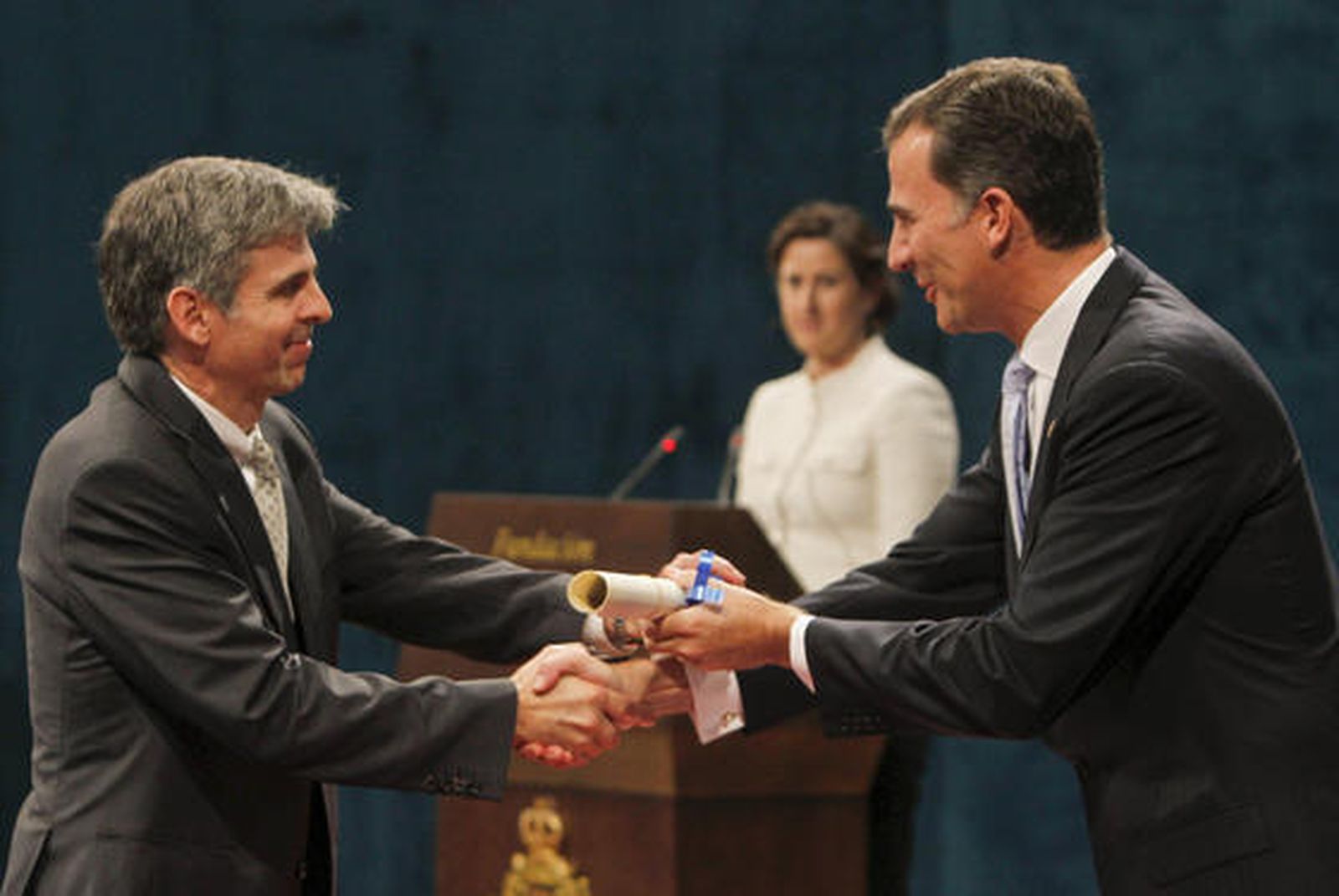 El mexicano Arturo Álvarez Buylla recibe el galardón de Ciencia y Técnica. / EFE