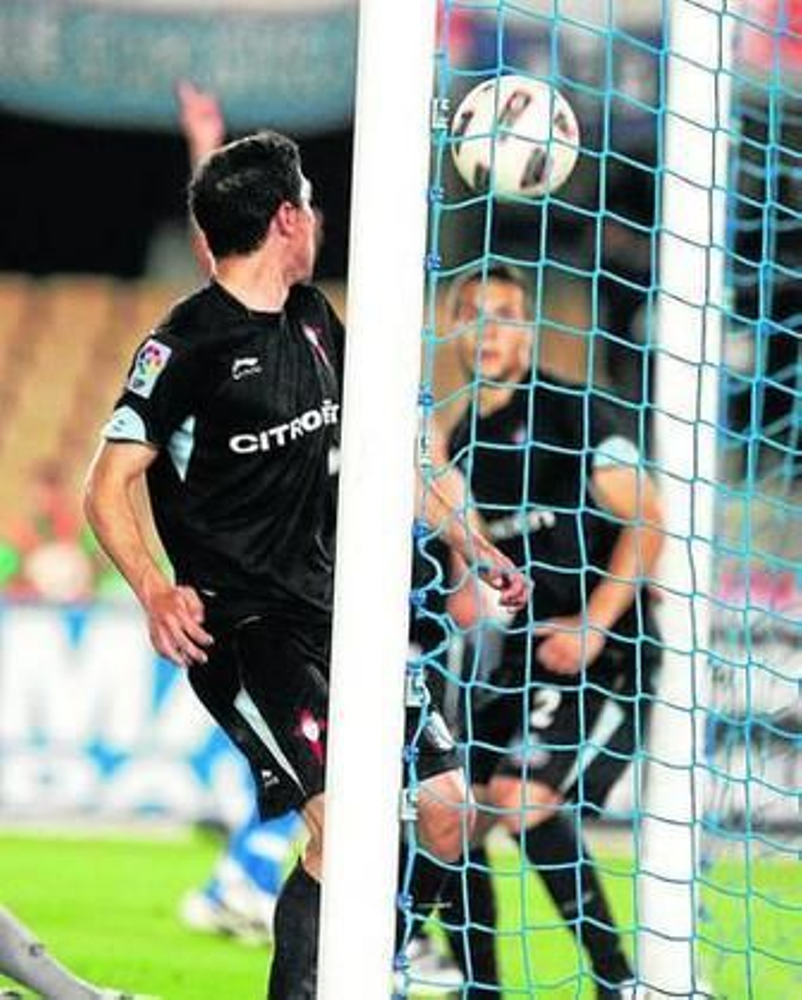 El balón parece entrar en la meta celtiña en el gol fantasma de José Mari.