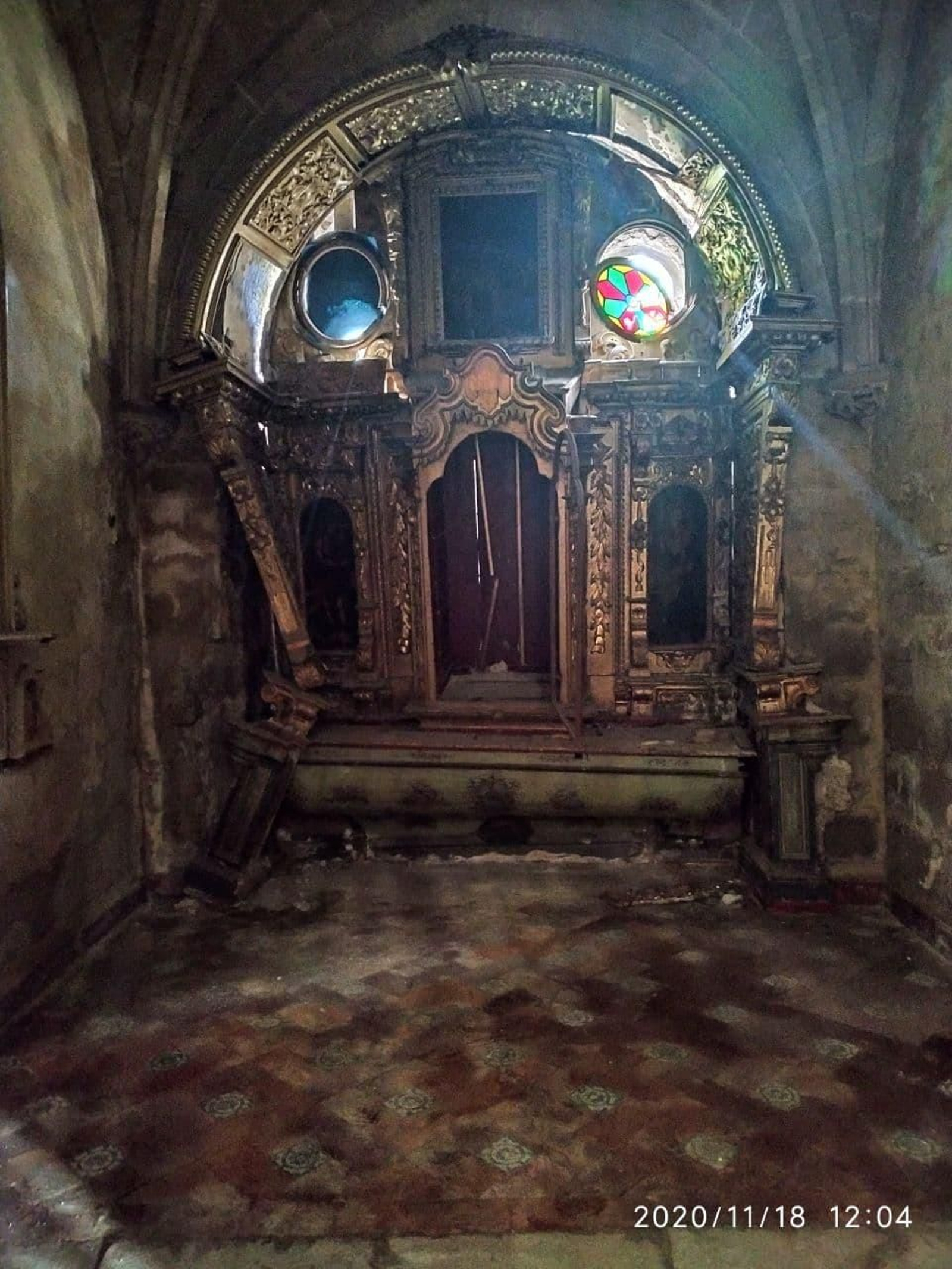 Detalle del estado en el que se encuentra el retablo de una capilla de la Iglesia de San Marcos.