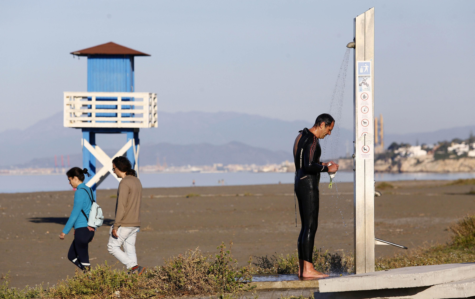 Runners y ciclistas salen al atardecer, en fotos