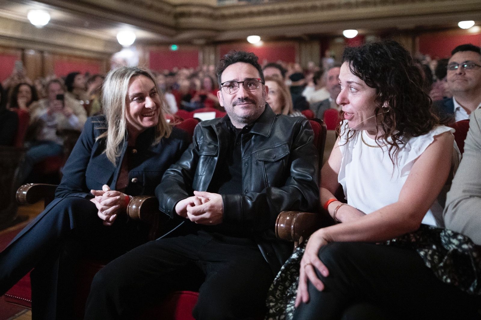 Bayona junto a la alcaldesa de Granada y la productora Sandra Herminda.