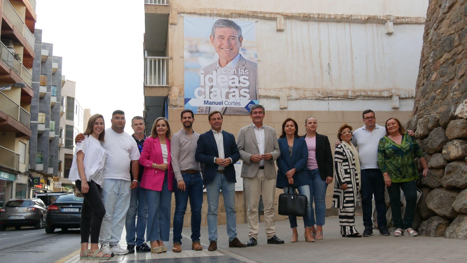 Manuel Cortés y su equipo de Gobierno, en la sede local del PP.