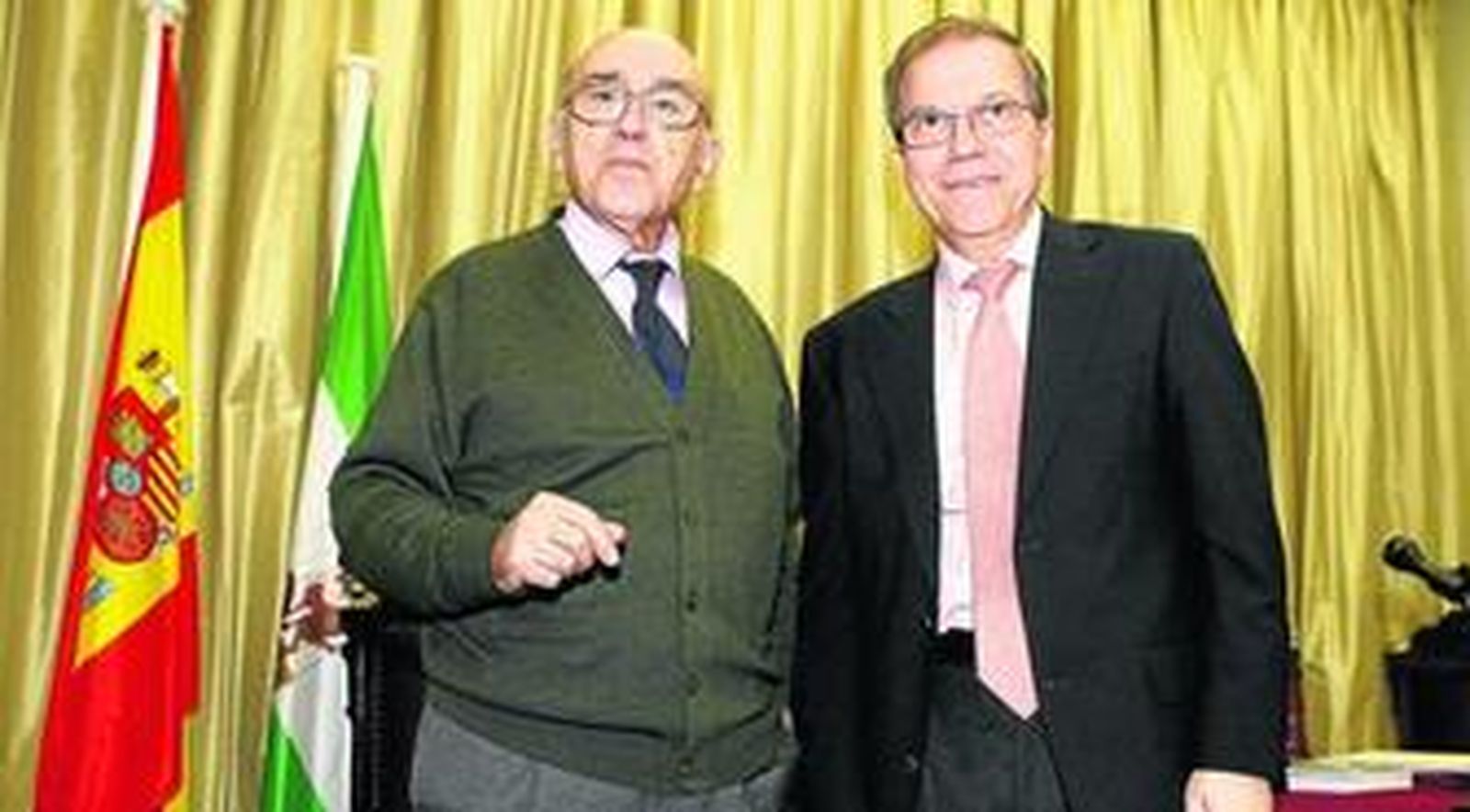 Enrique Barrero (izquierda) y Alberto Pérez Calero, momentos antes de que el segundo fuera proclamado presidente del Ateneo.