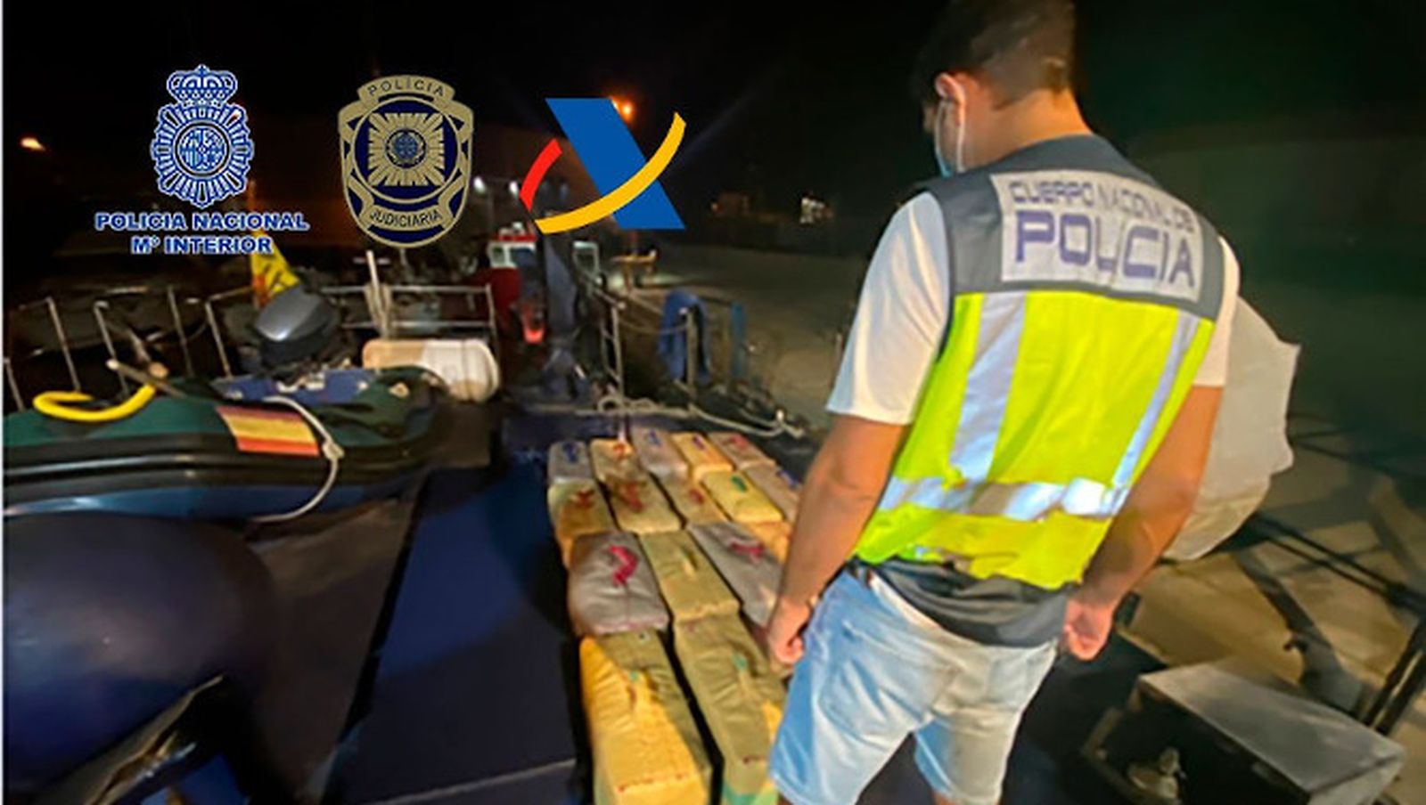 Fardos de hachís intervenidos en la operación.