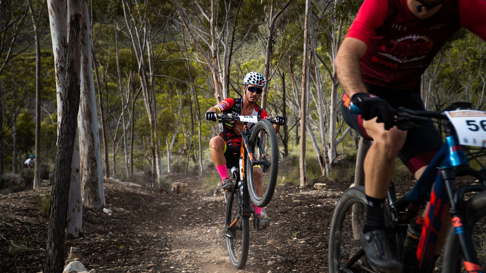 Un biker realiza un 'caballito' en un tramo de la prueba