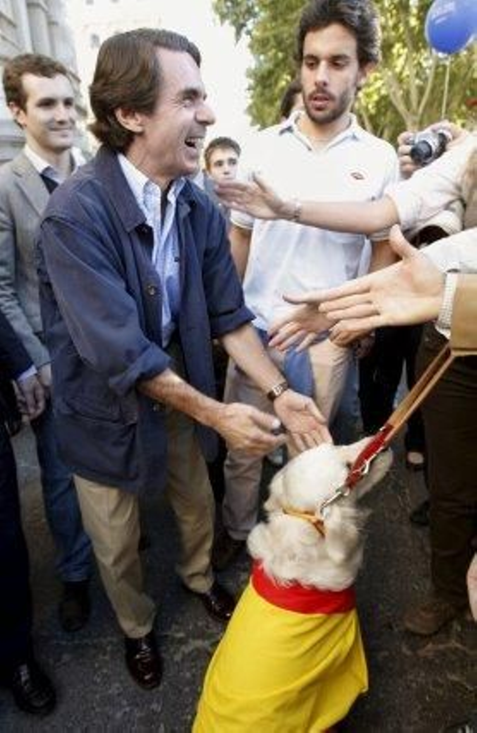 El ex presidente del Gobierno José María Aznar es saludado por sus seguidores en el trascurso de la manifestación contra el aborto. / EFE