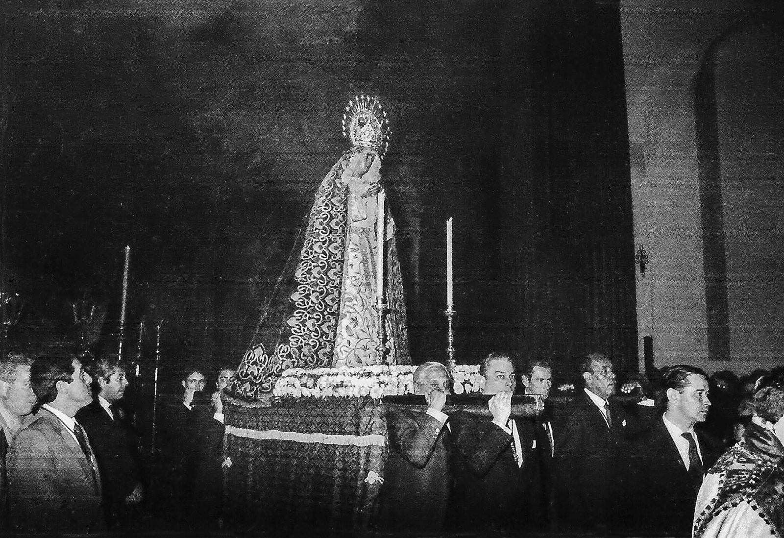 La Virgen del Valle es trasladada a su paso.