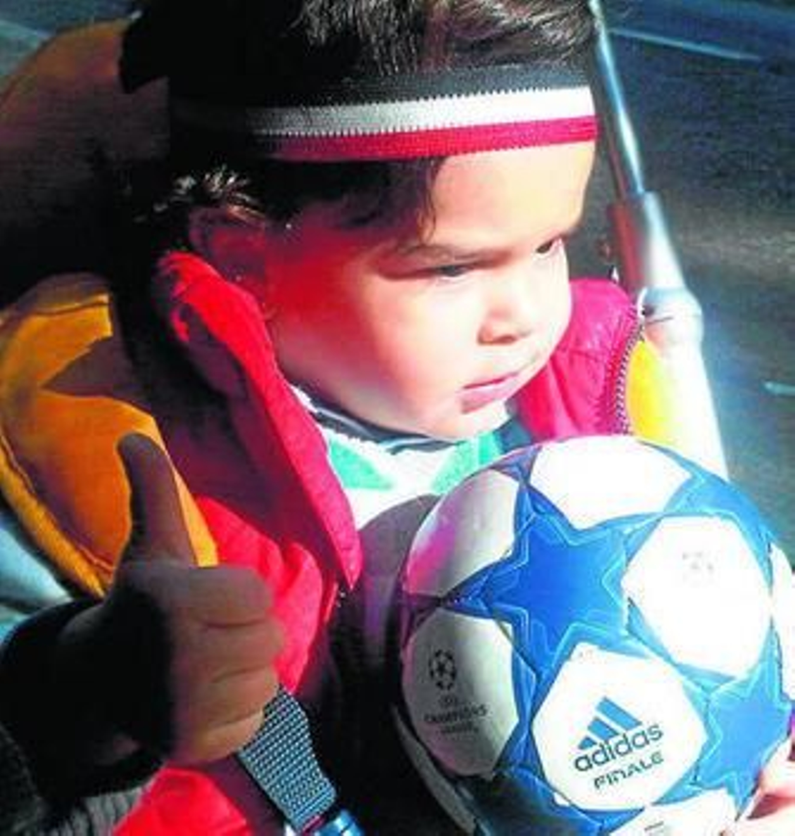 El sevillano Sergio Alcantarilla (izqda.) se fotografía con un amigo español ante un carro de combate  egipcio.