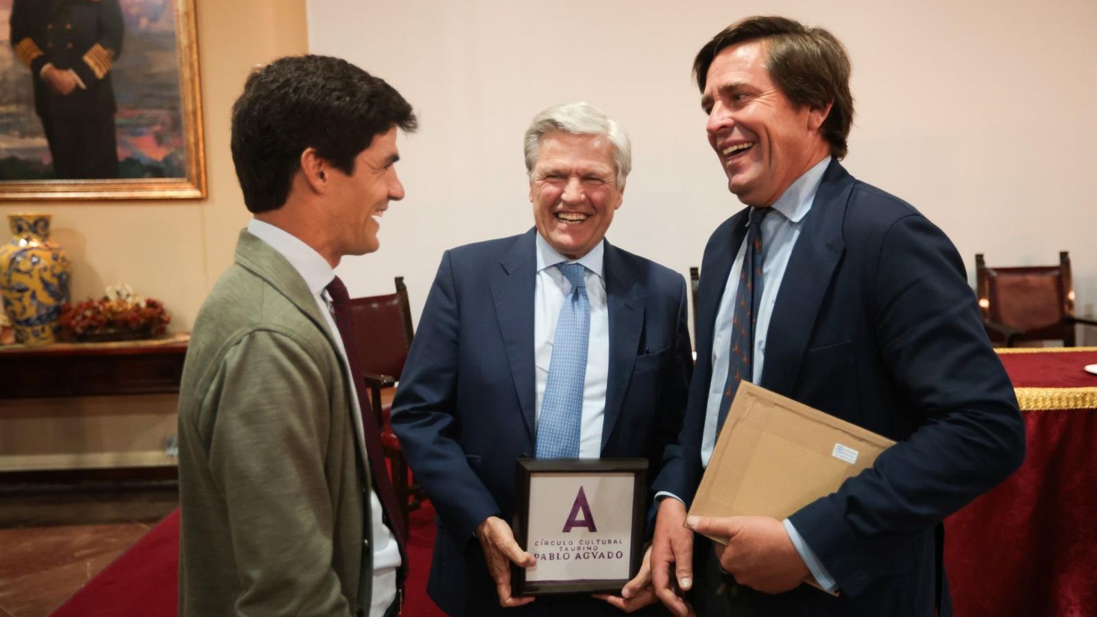 Espartaco, Dávila Miura y Pablo Aguado, titular de la entidad organizadora de este homenaje a Pepe Luis Vázquez.