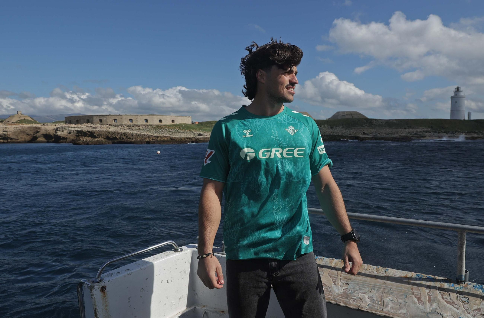 Fotos de la nueva camiseta ecológica del Real Betis fabricada con algas