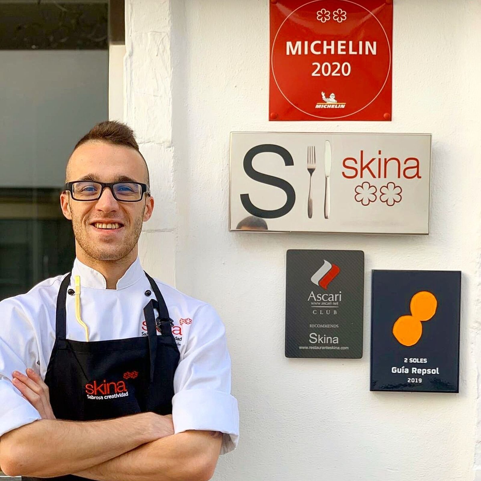 Marcos Granda posa en la puerta de su restaurante, el Skina en Marbella.