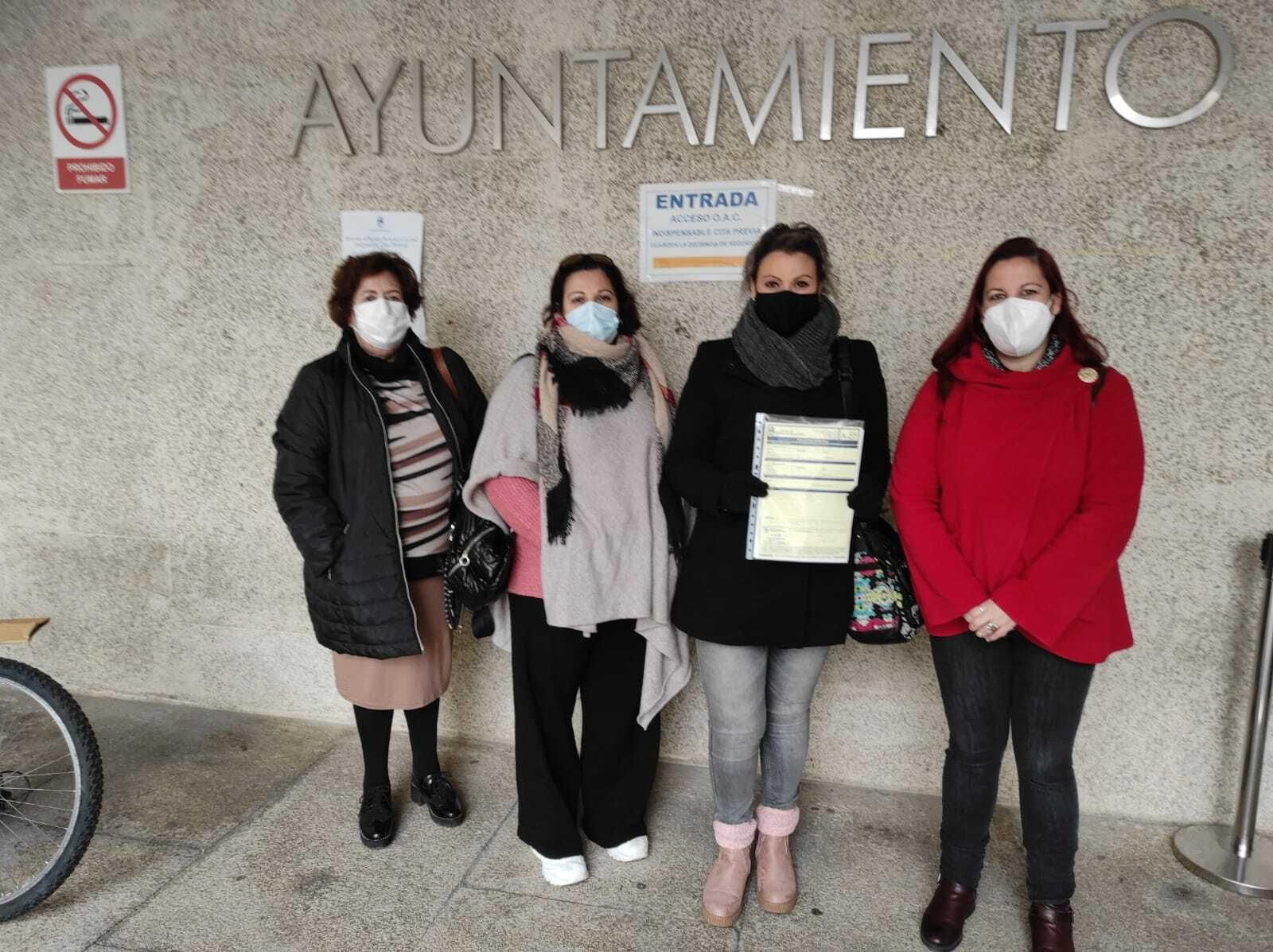 La presentación de firmas ha tenido lugar este lunes en el Ayuntamiento.