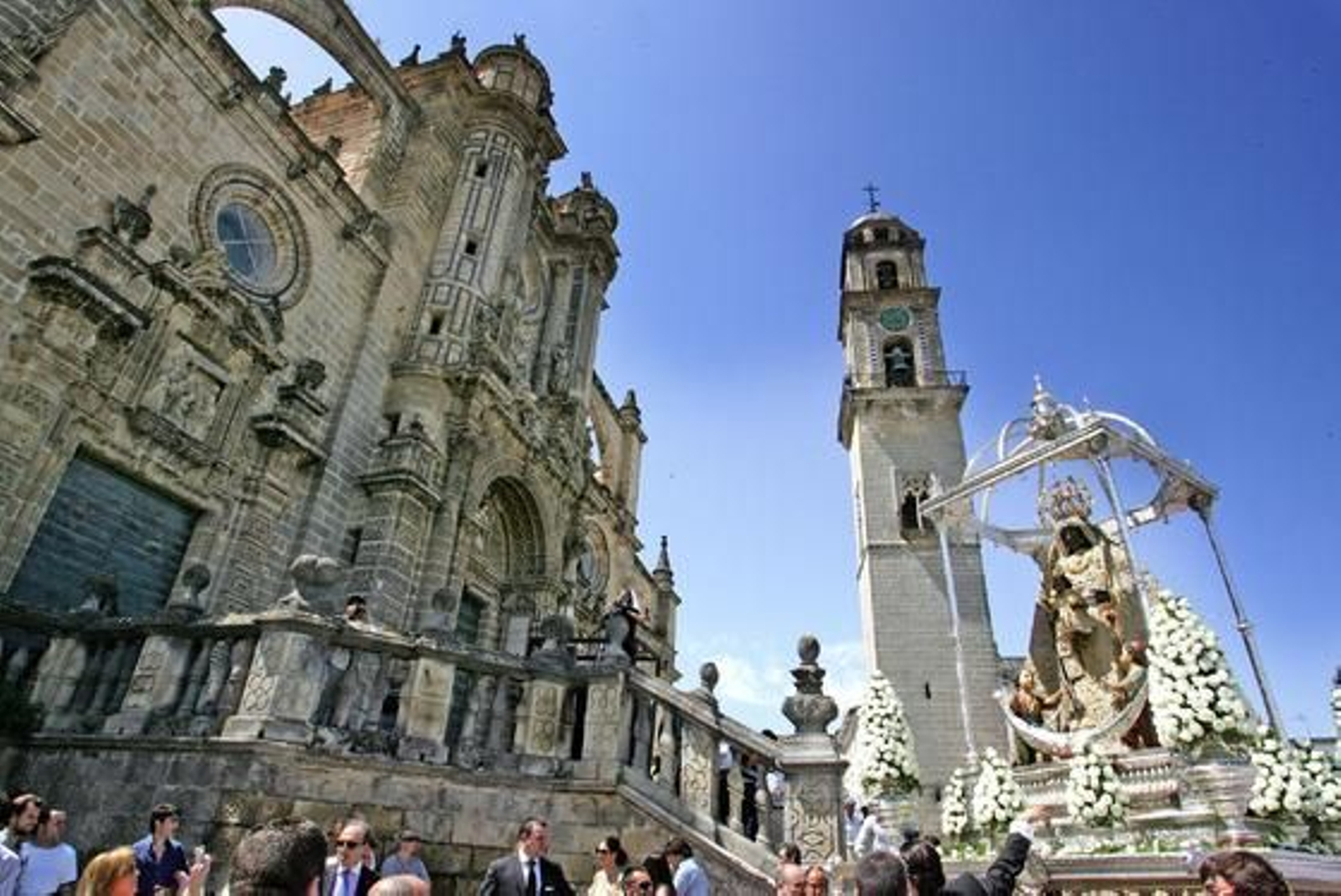 La imagen de Nuestra Señora de la Merced ha procesionado de regreso a su basílica tras una misa pontifical oficiada en el primer templo diocesano y presidida por el prelado José Mazuelos. 

Foto: Pascual