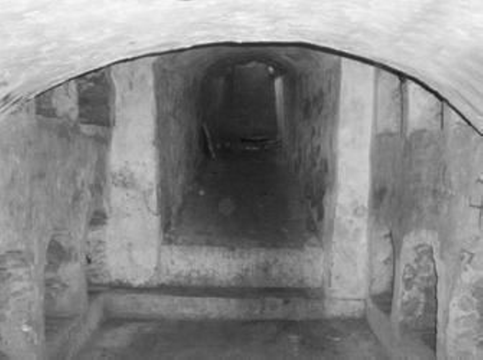 Interior de una de las catacumbas que se encuentran en el interior de la iglesia de Santa María de la Granada.