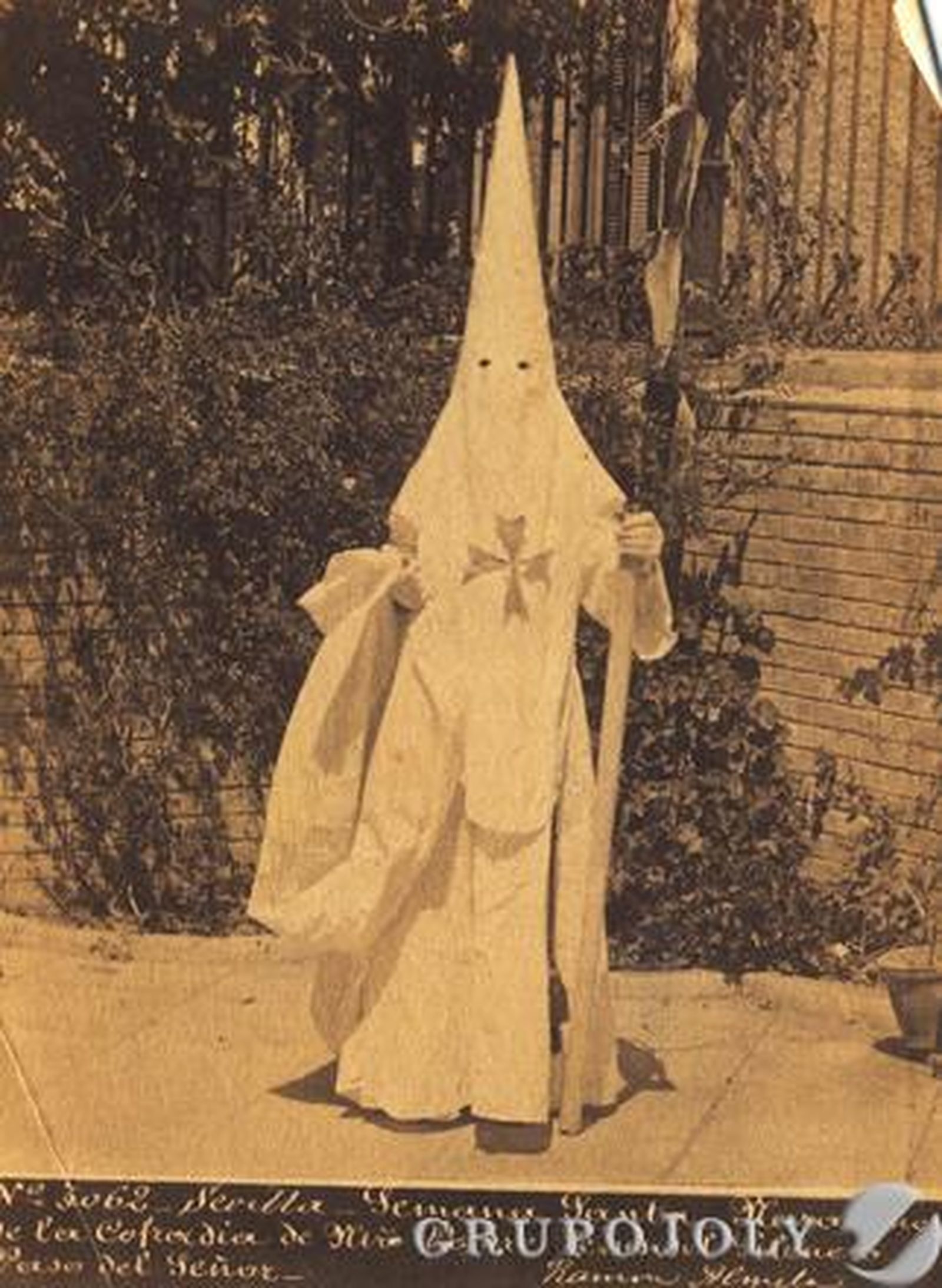 Túnica de los nazarenos del Silencio Blanco en 1911.