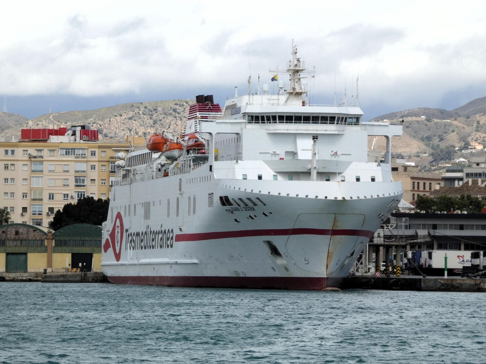 El ferry ' Juan J. Sister' atracado en el puerto de Málaga hace unos días.