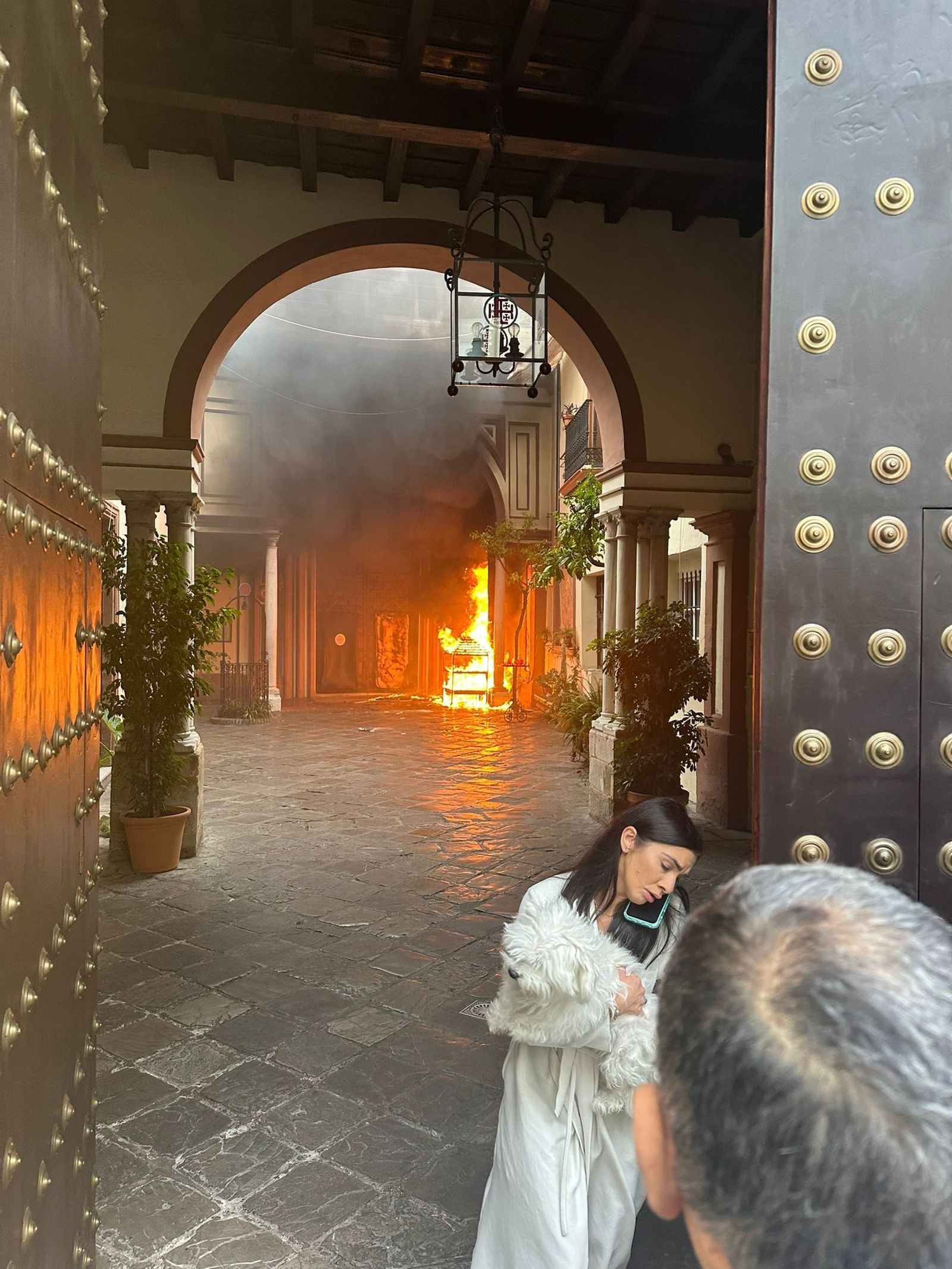 Fotos del incendo en la iglesia de San Antonio Abad, sede de la hermandad del Silencio