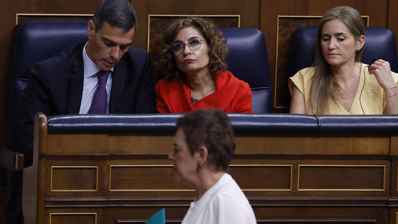 La portavoz de Bildu, Mertxe Aizpurua, pasa ante Sánchez, Montero y Aagesen. La portavoz de Bildu, Mertxe Aizpurua, pasa ante Sánchez, Montero y Aagesen.