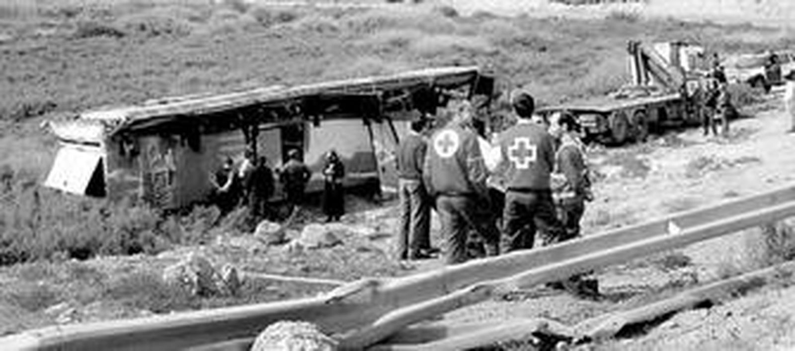 La muerte viaja en autocarSiete muertos en Níjar tras volcar un autobús